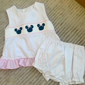 NWT. THE SMOCKING PLACE MINNIE MOUSE SWING BACK TOP & SHORT SET. SIZE 3T.